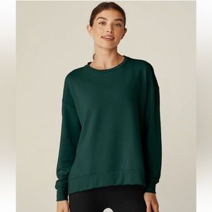 Beyond Yoga Off Duty Pullover in Midnight green size S